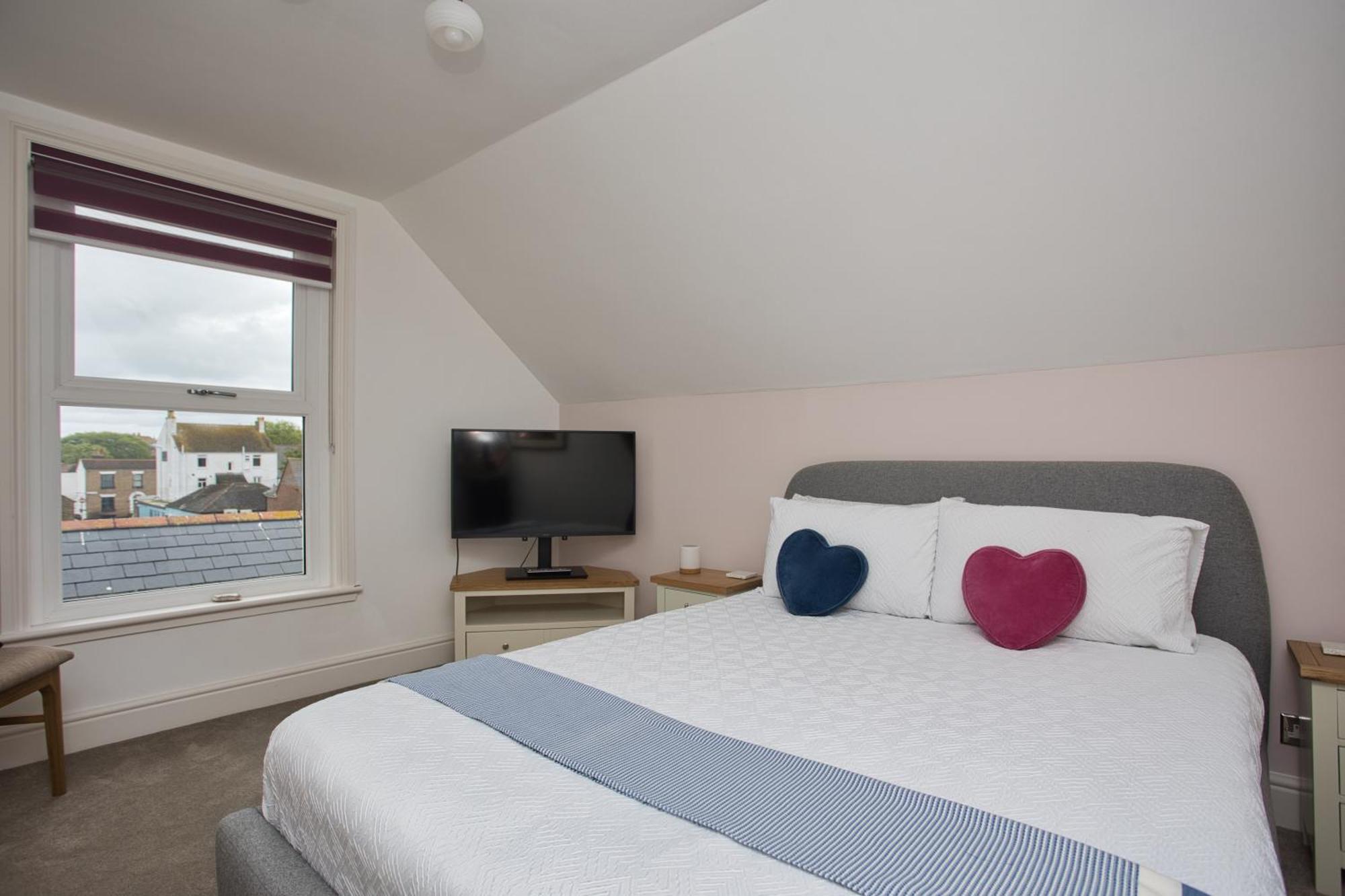 Spacious Seaside Escape In The Heart Of Deal, 4 Mins From The Beach Eksteriør bilde