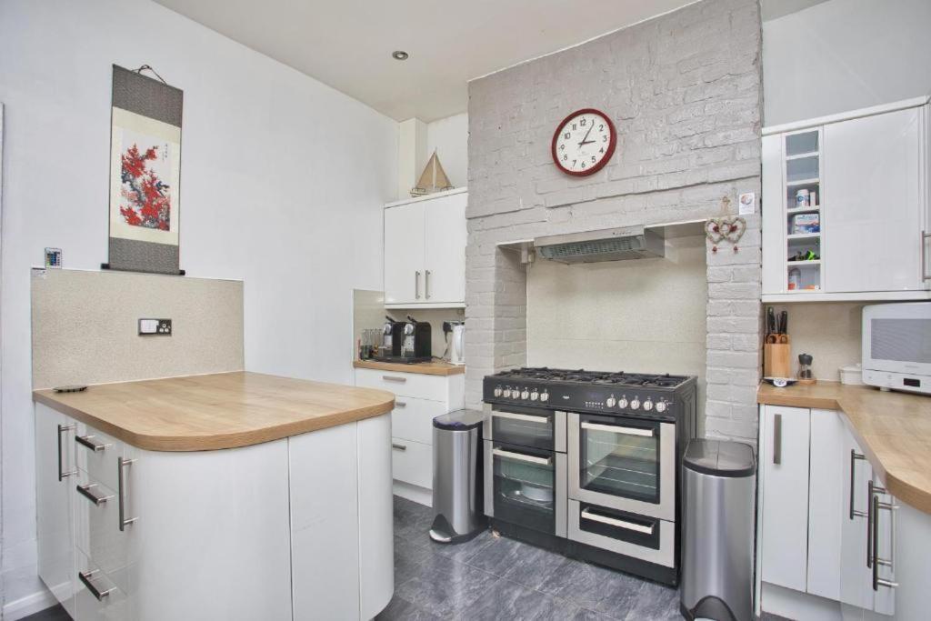 Spacious Seaside Escape In The Heart Of Deal, 4 Mins From The Beach Eksteriør bilde